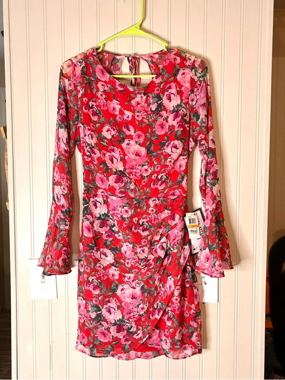 B. Darlin Dress Red Size 7/8 Junior Sheath Floral Open Back Bell Sleeve